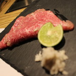 NIKUSYO taku ohira - 佐賀牛しんしん
      塩ダレと山わさびにて。　　
      赤身と霜のバランスがよくお肉の味しっかりしています　
      肉汁たっぷりふわふわした食感のお肉
      塩ダレ、山わさびでさらにパンチを効かせます
      