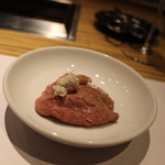 NIKUSYO taku ohira - 佐賀牛しんしん
      塩ダレと山わさびにて。　　
      赤身と霜のバランスがよくお肉の味しっかりしています　
      肉汁たっぷりふわふわした食感のお肉
      塩ダレ、山わさびでさらにパンチを効かせます
      