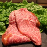 NIKUSYO taku ohira - 佐賀牛ヒレ肉味噌つけ　　
      ほのかに感じる味噌味付けお肉には辛味大根をたっぷりとサンチュで巻いていただきます。
      山椒の混ぜてある辛味大根がインパクトありますが佐賀牛ヒレの旨味はしっかり存在。
      