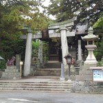 琴弾荘 - 公園隣？にある琴弾八幡宮の鳥居