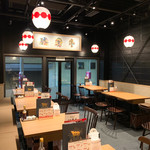 牛カツ京都勝牛 - テーブルメインの2階席は団体様でもゆったりとご利用頂け、洗練された和の空間がお客様をお迎えいたします。