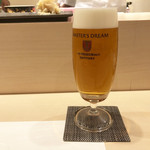 鮨 天海 - ビール！！グラスの形いいね！
            カウンターのお寿司で飲むビール！ぷはー！！