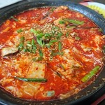 肉のだるまや - カルビラーメン。見た目は辛そうだがそうでもありません。