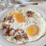 Hotel Beethoven Buffetfrühstück im Mezzanin - ベーコンエッグはこんなだったけれど、おいしい！