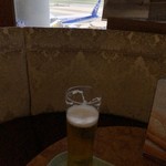 Hotel Beethoven Buffetfrühstück im Mezzanin - 窓から搭乗機(B787)が見える