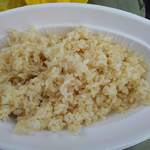 ひみつカレー - ごはんは玄米でたっぷり盛り，ピタもある