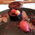 レストラン マノワ - さくらんぼとヴァローナチョコレートのフォレノワール