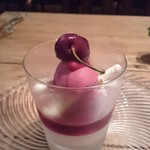 Shirogane Chez Tomo Natural Cuisine - さくらんぼのデザート：キルシュ風味のババロアとさくらんぼのゼリー仕立て。