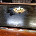 Okonomiyaki Teppanyaki Hinaya - イカ玉途中