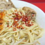 ラーメン二郎 - 粗挽き唐辛子投下～♪