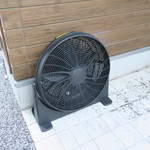 ラーメン二郎 - 店頭の扇風機