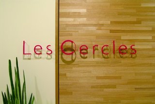 Brasserie Les Cercles - 入口のドアにロゴマークがついてます。Cが取っ手になっています。