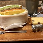 オン フラワーズ - ビタミンカラー 豆カレーサンド、和三盆大納言のバターケーキ＆カフェラテ