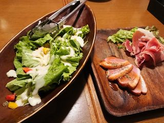 jukuseinikuandochi-zunomisekeriko - 1皿目◇肉前菜2種盛り合わせとサラダ