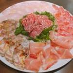 BUCA - 生ハムとサラミの盛り合わせ 1800円
