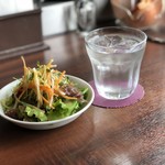 人形町バル 雄 - ヤリイカとキャベツのトマトソースパスタ900円のサラダ