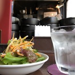 人形町バル 雄 - ヤリイカとキャベツのトマトソースパスタ900円のサラダ