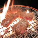 Sumibi Yakiniku Kisen - 炭火でじっくり焼き上げます。余分な脂が消えうま味だけがのこります。