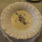ラトリエ・ド・ギニョール・エ・マデロン - 牛ゴボウのクリームスープでした。