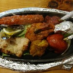 エベレスト - タンドリーグリルセット(左上シークケバブ・右上下ラリポップ・真ん中右よりタンドリーチキン・左下マライケバブ・真ん中下フィッシュティカ)