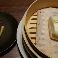 中国菜エスサワダ - フォアグラと林檎を特製バンズに挟んで…