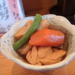 くつろぎ亭ひこべえ  - 付き出し(野菜と鶏肉の煮物)