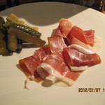 串焼きダイニング Den - 生ハムと自家製ピクルス(仕上がり辛め）