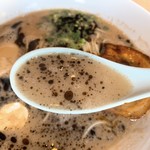 元祖とんこつ 久留米ラーメン 山亭 - 黒とんこつラーメン（全部普通）のスープ