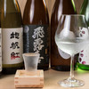 焼乃魚島 - ドリンク写真:季節によって入れ替えられ、常時10種類がラインナップ。日本酒の香りをより引き立てるため、フラスコのようなもので蒸留して香りを出してグラスに注いでくれます。料理に合わせてペアリングしてくれるサービスも。
