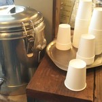 東京豆漿生活 - 左のタンクは冷水です紙コップでセルフです
      