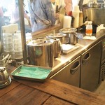 東京豆漿生活 - 手前の下膳カウンターから調理場(トッピング)辺りを写メ