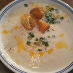 東京豆漿生活 - 上にはカットされた油条(揚パン)が3つと葱､ラー油が掛かっています
      油条は早めに食べると外カリで美味し！
      浸してふにゃふにゃにしても美味し！（笑）