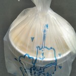 東京豆漿生活 - テイクアウトで頼んだ豆乳スープスプーン付きです
      蓋がシッカリ閉まる容器なので全く漏れませんでした