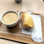 カフェ ド ガロ - モーニングコーヒー270円、シフォンケーキプレーン200円