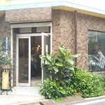 東京豆漿生活 - お店の外観…
      大通りの【山手通り】から少し入ります