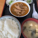 永井食堂 - もつ煮定食 ¥580  カウンターは隣りとの間隔が狭いので配膳は写真のように縦置きです。