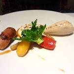 ラ・ベ - お肉：　　フランス　ドンブ産鶉胸肉の白ポルトポッシェ　腿肉と葡萄の葉のロティ　滑らかなじゃがいもと共に