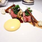 ラ・ベ - 和牛フィレ肉のロティ　牛蒡と大黒本しめじのコンフィ　セップパウダーのムースリーヌとポルト酒のジュ　＋950円