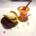 ラ・ベ - マダガスカル産カカオのモワルーショコラ ピスタチオのチュイルと柚子のソルベ　苺と酸味をきかせたジュレのヴェリーヌ