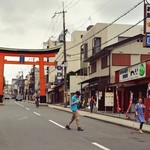 Nishiki Warai - 近鉄桃山御陵前駅を御香宮の方、東に上がり大きな鳥居の手前にお店があります。