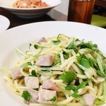 OSTERIA Pagina - 軽くスモークしたカジキと水菜のペペロンチーノ