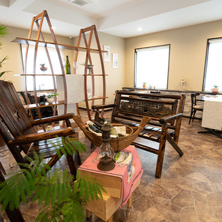 明るく落ち着いた店内で心地よいひと時を…