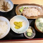 食・心 旬ぎく - 豚ロースの胡麻味噌焼き（800円）を。小鉢2品とご飯、お味噌汁付。