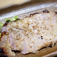 すざき町食・心旬ぎく - 豚ロースはすでに焼いて用意されていて、冷えていました。カットして出されます。