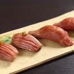 Setagaya Yakiniku bon - 炙り牛寿司（ザブトン、黒タン）