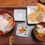 Wabou Mansaku - 海鮮丼(温玉のせ) 天ぷら御膳 1350円
                        海鮮丼(小)・天ぷら・漬物・汁・おしるこ