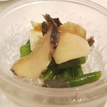 カランク - 鮑の海水蒸しと白桃のサラダ。梅雨時らしく紫陽花を象った器で提供されました。