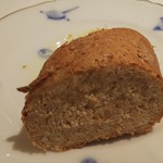 カランク - 自家製　全粒粉のパン。エクストラバージンオリーブオイルを浸けていただくと魅力的な味わいで、ついつい食べ過ぎてしまいます。