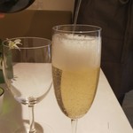 カランク - シャンパン。金野シェフについでいただきました。