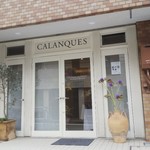 カランク - 外観も店内も白を基調とした清潔感溢れるcalanquesです。